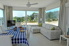 ファミリー ヴィラ ベッドルーム (複数) (Villa Vanissia With Garden And Sea) | リビング エリア | 21 インチの薄型テレビ (ケーブル放送視聴可)