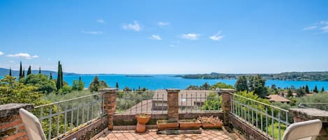 Standard House, Multiple Bedrooms (Teseo House | Lake View & Terrace) | Terrace/patio