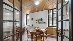 Standard-talo, 2 makuuhuonetta, mikroaaltouuni (Teseo House | Lake View & Terrace) | Ruokailu