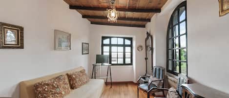 Standard House, Multiple Bedrooms (Teseo House | Lake View & Terrace) | Living area | 21-inch flat-screen TV with cable channels
