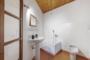 Douche, bidet, serviettes fournies, savon