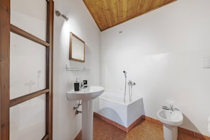 Standard House, Multiple Bedrooms (Teseo House | Lake View & Terrace) | Bathroom | Shower, bidet, towels, soap