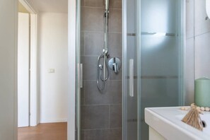 Een douche, een haardroger, handdoeken, shampoo