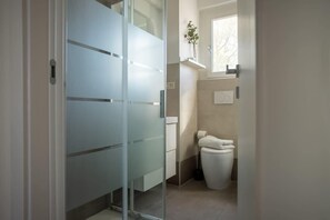 Een douche, een haardroger, handdoeken, shampoo