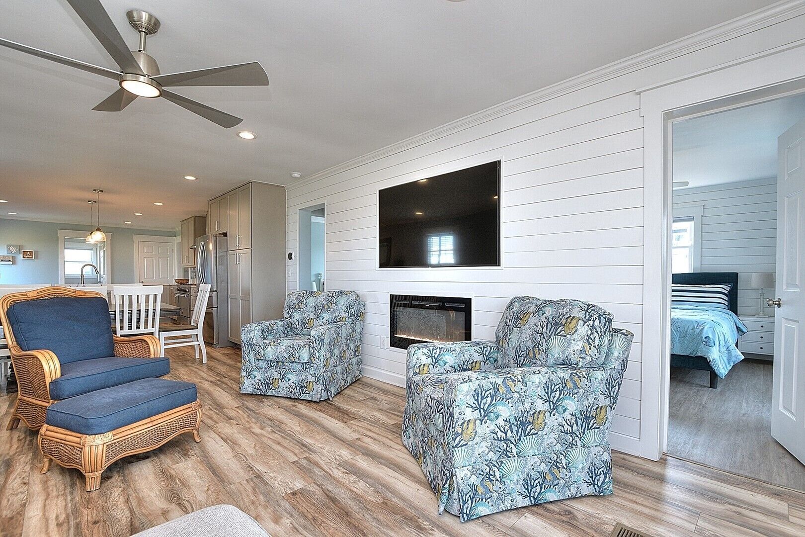 Oceanfront Knotty Pelican In Oak Island: 5 Beds, Sleeps 12, Pet-friendly Retreat! - Oak Island, NC