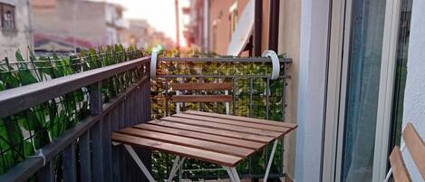 Chambre Familiale, animaux de compagnie acceptés, vue ville | Terrasse/Patio