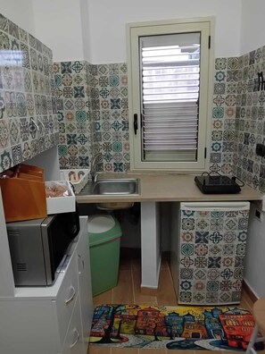 Kjøleskap, mikrobølgeovn, kokeplater og espressomaskin