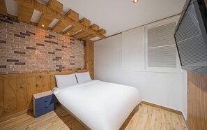 Desk, laptop workspace, blackout curtains, free WiFi - HUE MOTEL (Gumi)