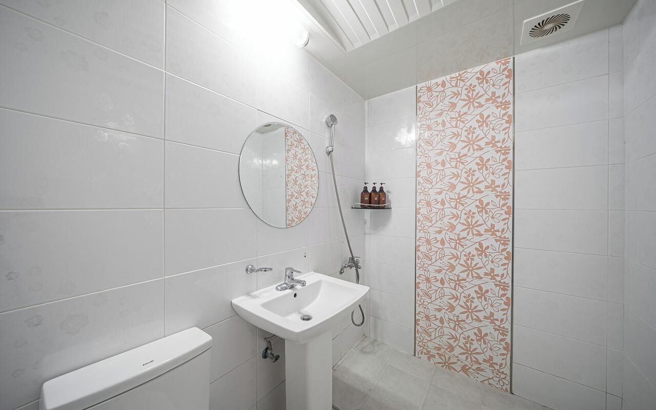 Habitación Deluxe, vistas a la ciudad | Baño | Secador de pelo, zapatillas, toallas y jabón