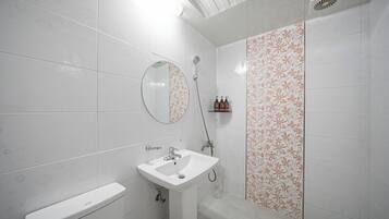 Camera Deluxe, vista città | Bagno | Asciugacapelli, pantofole, asciugamani, sapone