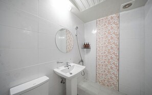 Deluxe Room, City View | Bathroom | Hair dryer, slippers, towels, soap - HUE MOTEL (Gumi)
