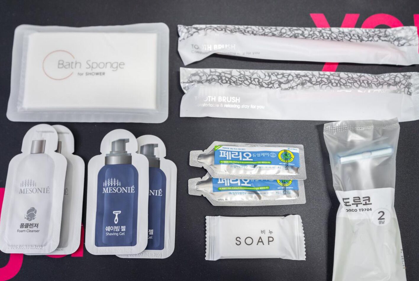 Un conjunto de artículos de tocador que incluye una esponja de baño, gel de afeitar y jabón.