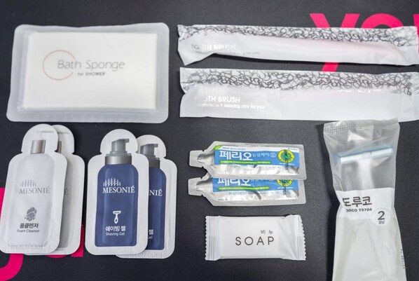 Un conjunto de artículos de tocador que incluye una esponja de baño, gel de afeitar y jabón.