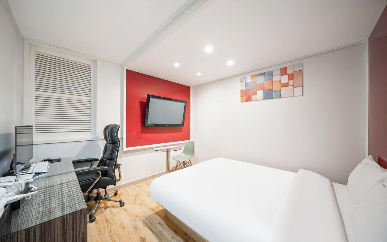 Kamer | Een bureau, een laptopwerkplek, verduisterende gordijnen, gratis wifi