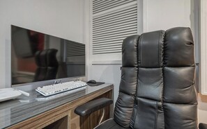 Escritorio, espacio para trabajar con laptop y cortinas blackout 