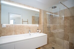 Douche, serviettes fournies