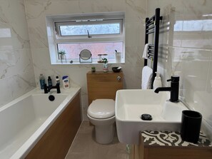 House | Bathroom | Shower, towels - Charming Reading Garden House Pet Friendly (Reading)