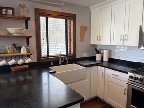 Réfrigérateur, micro-ondes, plaque de cuisson, lave-vaisselle