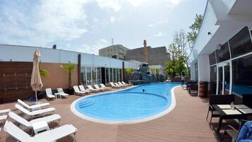 AuĂenpool (je nach Saison geöffnet), Sonnenschirme, LiegestĂŒhle