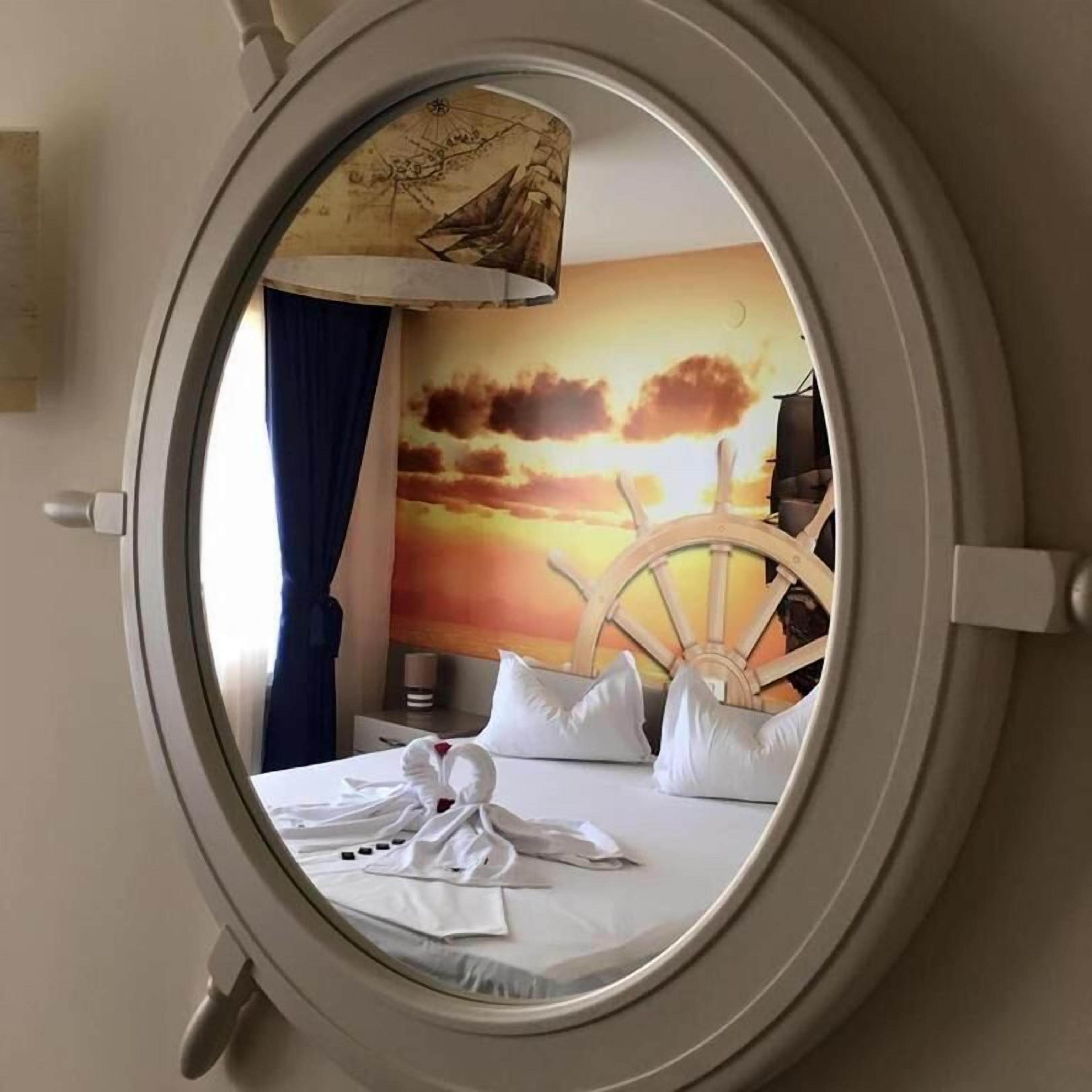 Quarto premium, sacada, vista parcial para o mar | Wi-Fi de cortesia