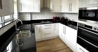 Stunning South Croydon Apartment - Relax in Style