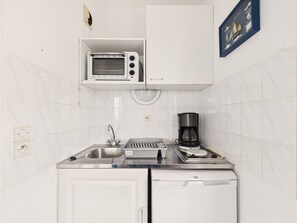 ثلاجة، فرن، ماكينة لصنع القهوة/الشاي، غلّاية كهربائية