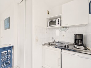 Fridge, oven, coffee/tea maker, electric kettle