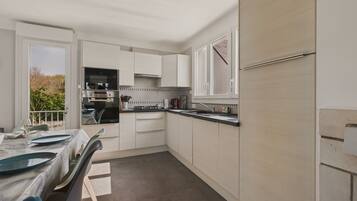 Réfrigérateur, micro-ondes, four, lave-vaisselle