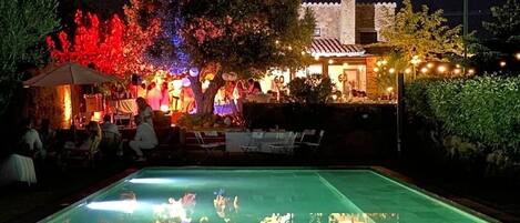 Una piscina al aire libre