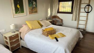 3 slaapkamers, een strijkplank/strijkijzer, gratis wifi, beddengoed