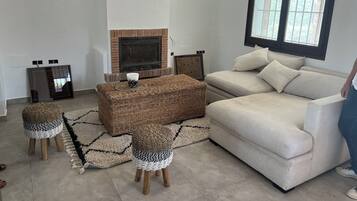 Een open haard, een tafeltennistafel en boeken