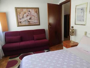 1 chambre, fer et planche à repasser