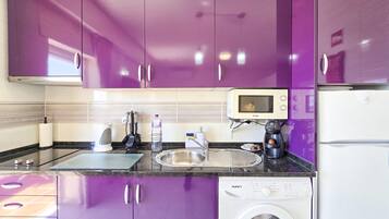 Frigorífico, microondas, horno y cafetera o tetera