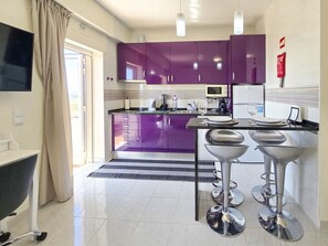 Fridge, microwave, oven, coffee/tea maker