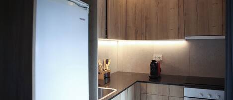 Family Apartment, 1 Bedroom, City View | Dapur peribadi | Peti sejuk, ketuhar gelombang mikro, ketuhar, dapur