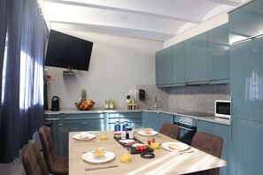 Family Apartment, 5 Bedrooms, City View | Living area
