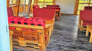Lều tiện nghi đơn giản, quang cảnh vườn | Khu phòng khách