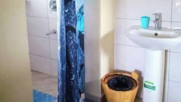 Ducha, artículos de tocador gratuitos, pantuflas, toallas
