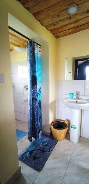 Dusche, kostenlose Toilettenartikel, Hausschuhe, Handtücher