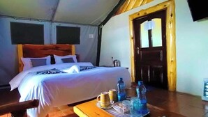 Lều tiện nghi đơn giản, quang cảnh vườn
