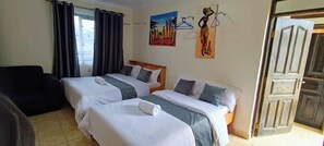 Deluxe-Doppel- oder -Zweibettzimmer, Gartenblick | Individuell dekoriert, individuell eingerichtet, kostenloses WLAN