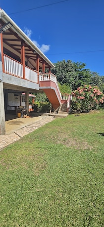 Property grounds. Jacob's Cozy Oasis: 1BR in Marigot w/ Wi-Fi, A/C, Kitchen – <5 Mins to Airport