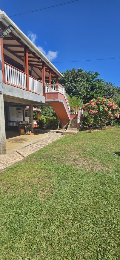 Jacob's Cozy Oasis: 1BR in Marigot w/ Wi-Fi, A/C, Kitchen – <5 Mins to Airport