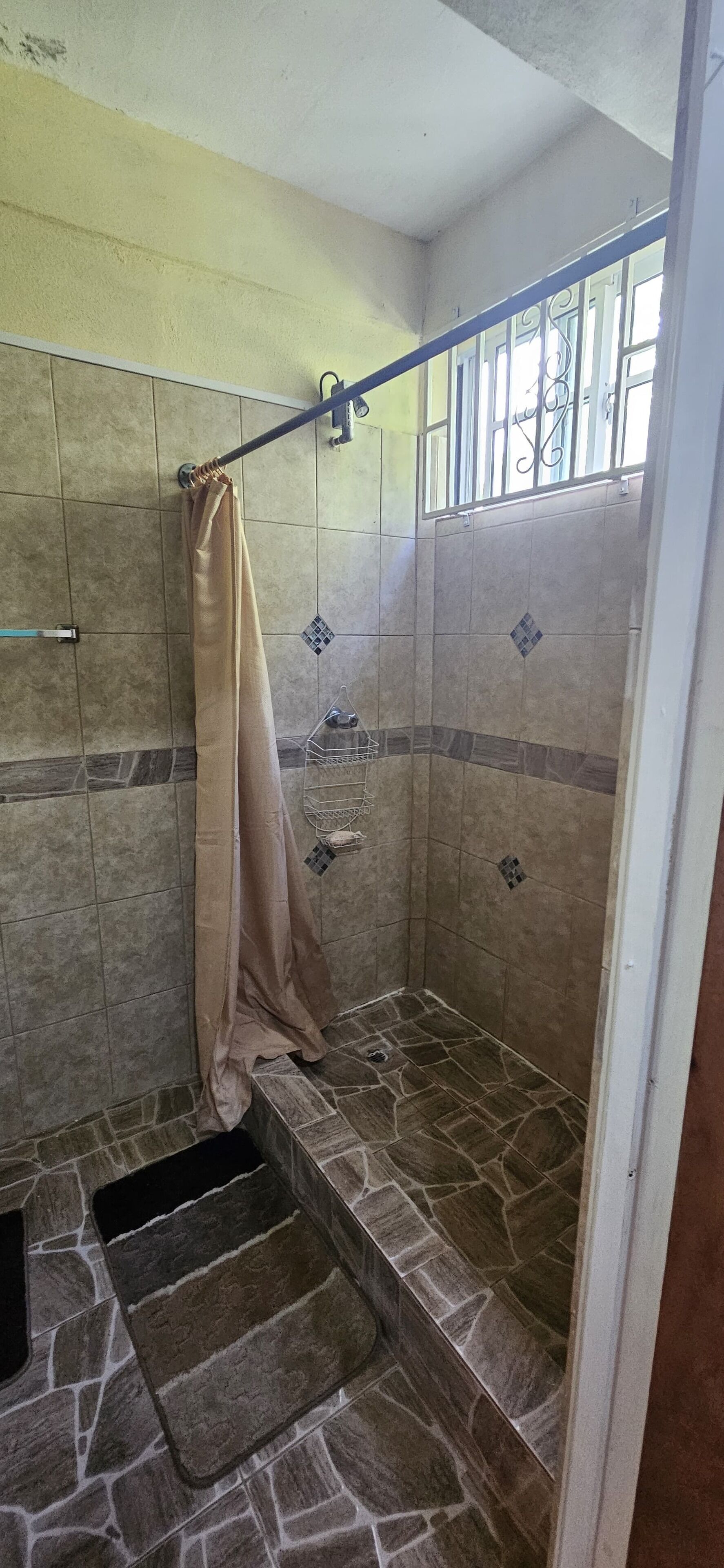 Een douche, handdoeken, zeep, toiletpapier