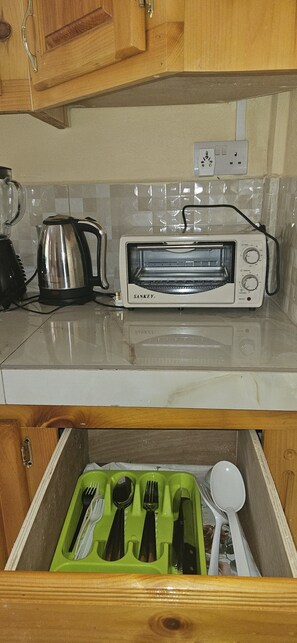 Een koelkast, een oven, een kookplaat, een waterkoker