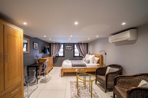 Bügeleisen/Bügelbrett, Reisekinderbett, WLAN, Bettwäsche