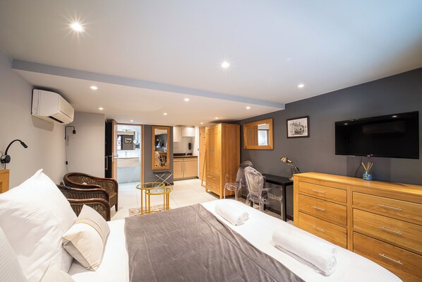 Iron/ironing board, travel cot, WiFi, bed sheets