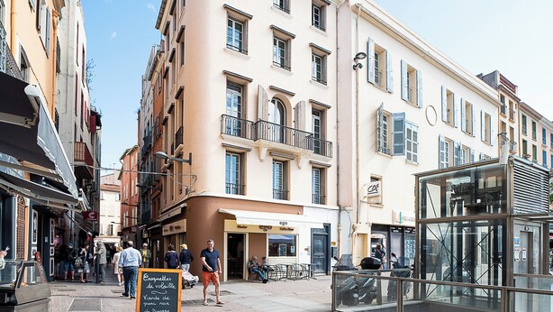 A pedestrian street with buildings, a glass structure, and a signboard. - Suite Majorca Downtown Free WiFi (Perpignan)