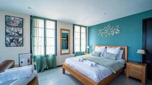 A bedroom with a bed, bedside tables, a bench, and a mirror. - Suite Majorca Downtown Free WiFi (Perpignan)