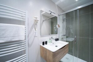 Douche, sèche-cheveux, serviettes fournies